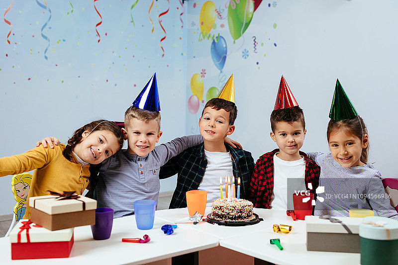 生日派对上的孩子们图片素材