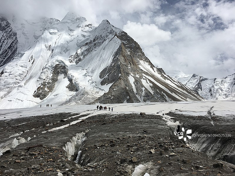 徒步者穿越冰川图片素材