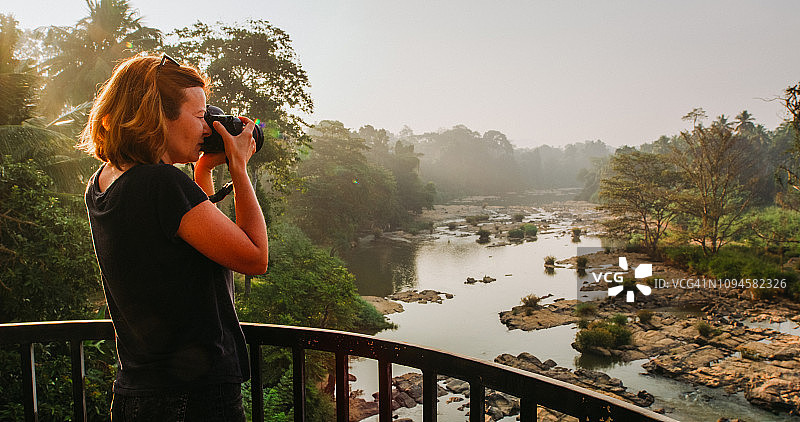女人在斯里兰卡阳台拍照图片素材