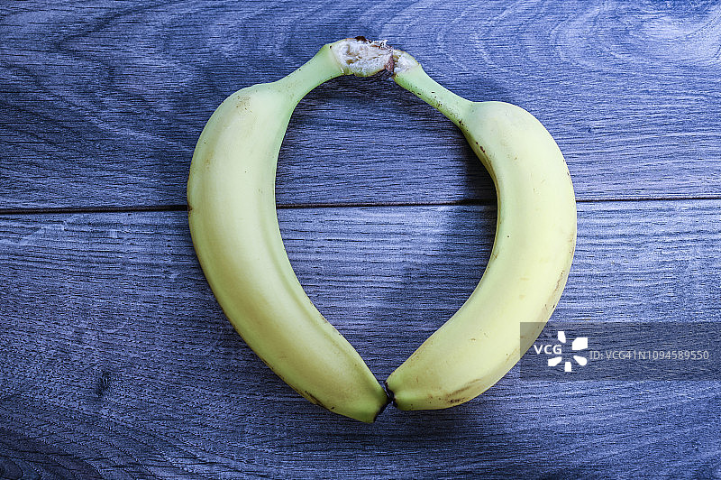 香蕉组成的心形标志，蓝色调图片素材