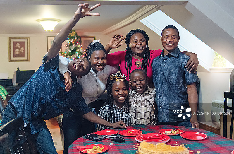 庆祝主显节的非裔家庭图片素材