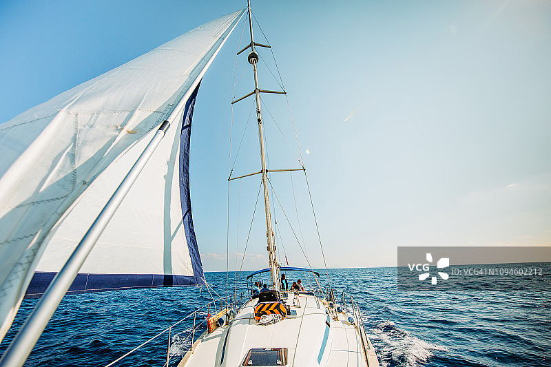 人们在克罗地亚平静的海面上航行图片素材