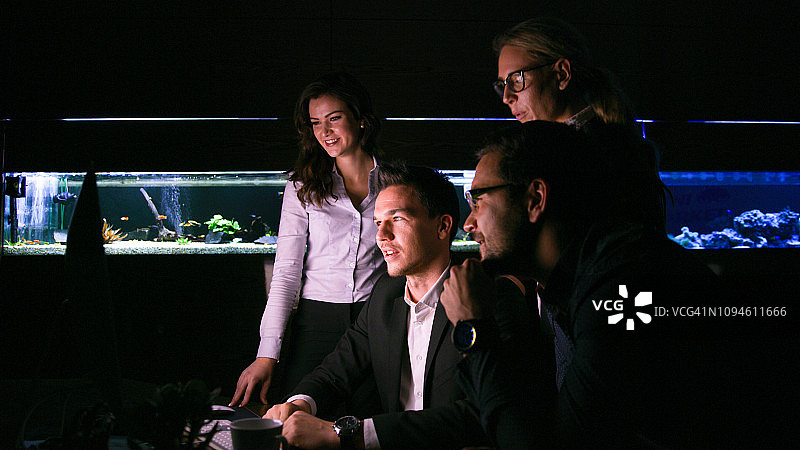 办公室里集思广益的四位商务人士图片素材