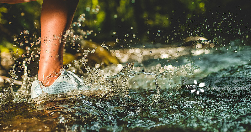 在溪流中跑步的人的脚图片素材