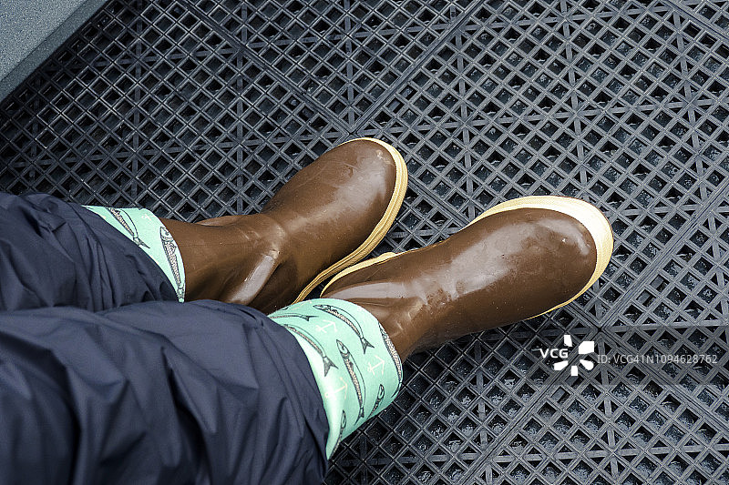 女人脚上的橡胶靴图片素材