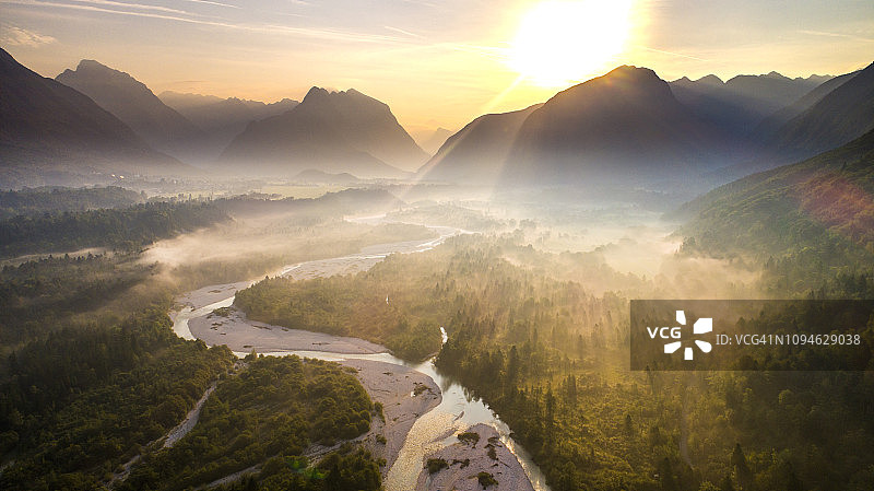 斯洛文尼亚上卡尼奥拉索卡河日出图片素材