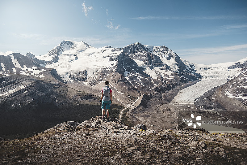徒步者欣赏加拿大艾伯塔省的壮丽山景图片素材