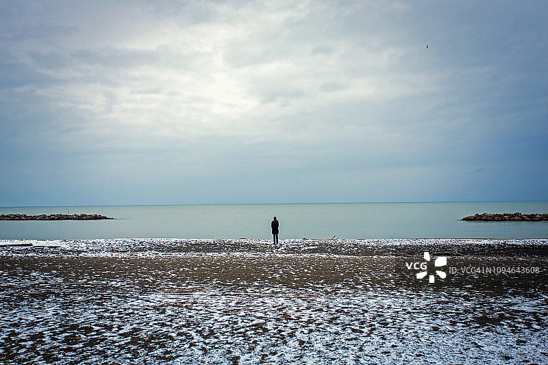 独自站在海滩上的人图片素材