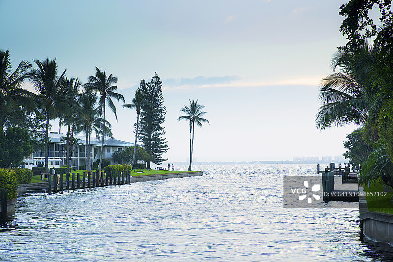 佛罗里达迈尔斯堡住宅区与卡卢萨哈奇河图片素材