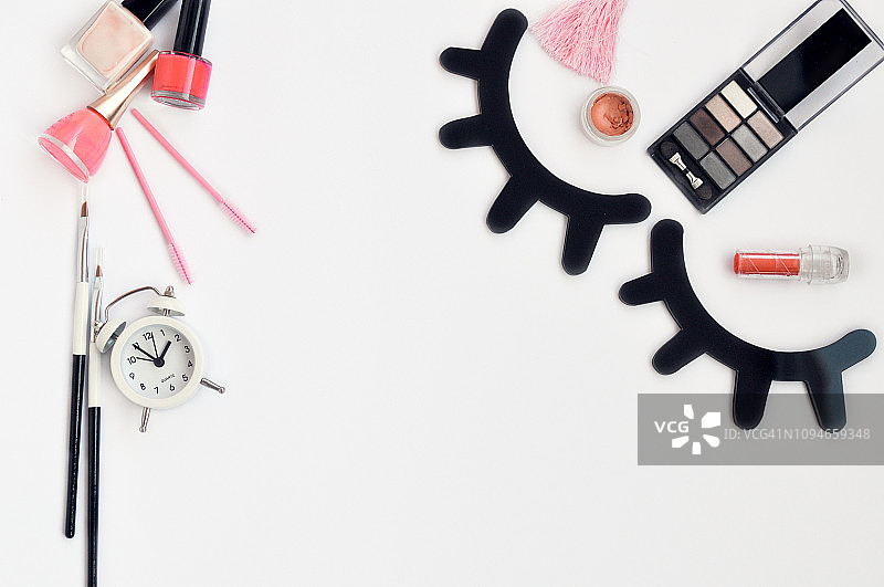 睫毛和眉毛的美容时间：白色背景上的睫毛延长工具和装饰，带复制空间。顶视图。平角图片素材