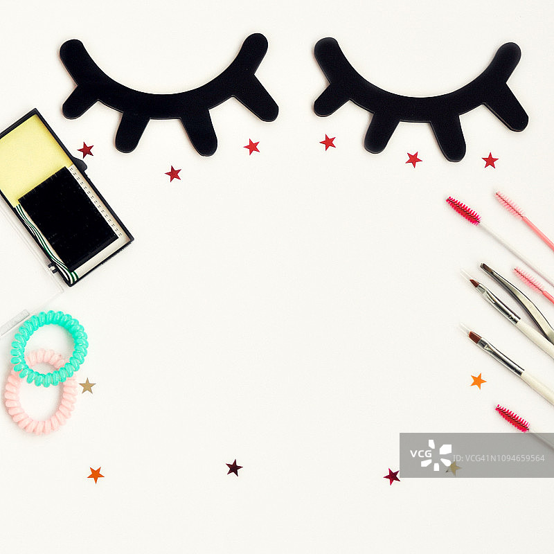 睫毛和眉毛的美容时间：白色背景上的睫毛延长工具和装饰，带复制空间。顶视图。平角图片素材