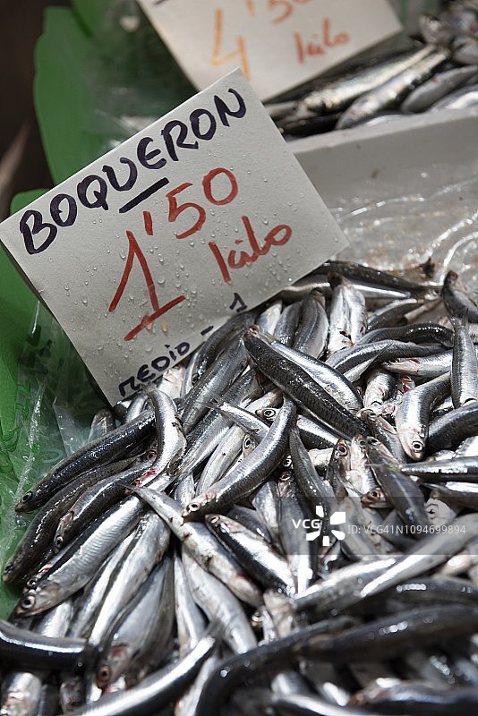 西班牙卡斯特利翁德拉普拉纳中央市场每日鱼市上出售的新鲜银鱼图片素材
