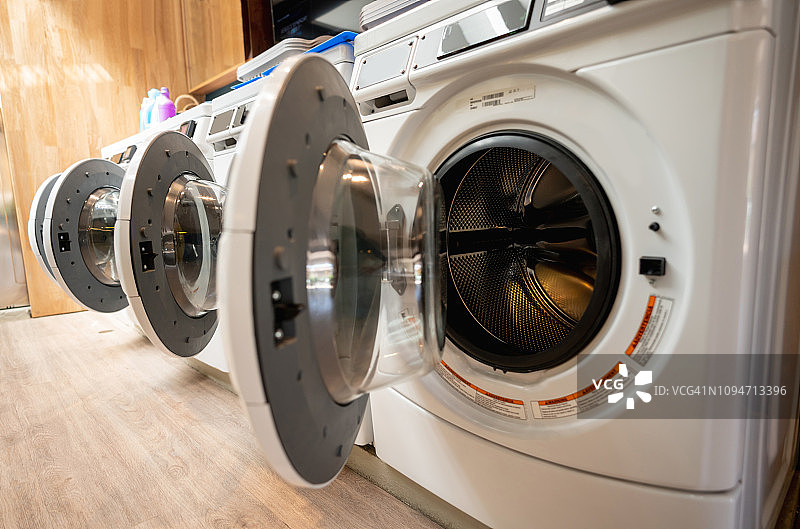 自助洗衣店的洗衣机特写——无人图片素材