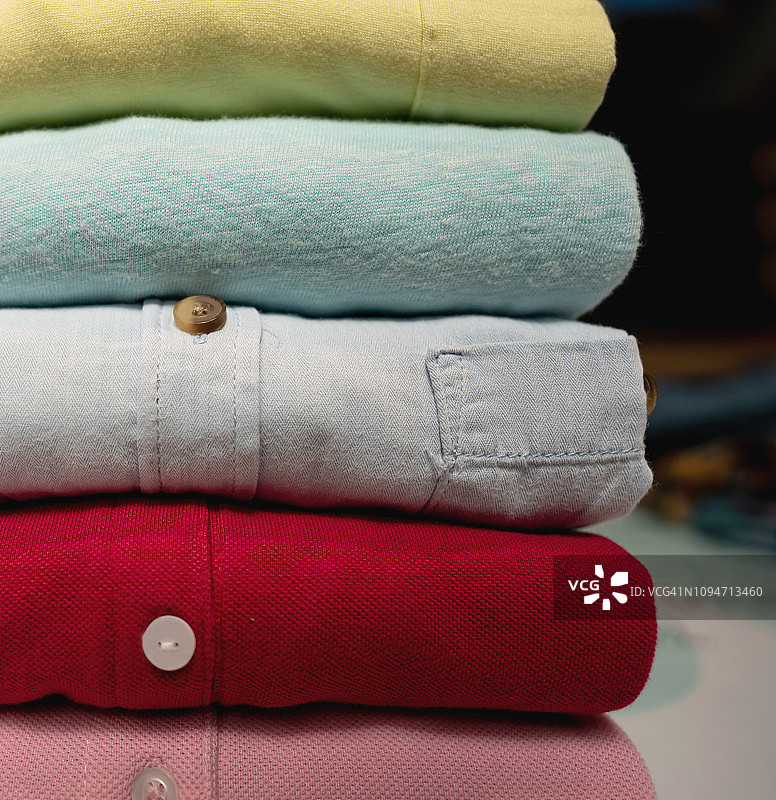 叠放的衬衫特写图片素材