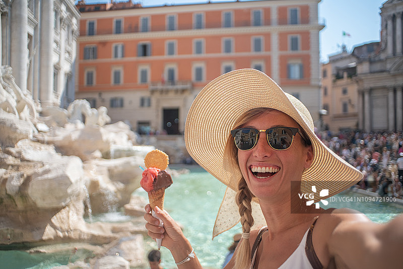在罗马的女孩自拍图片素材