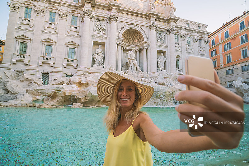 在意大利罗马身穿夏装自拍的女孩图片素材