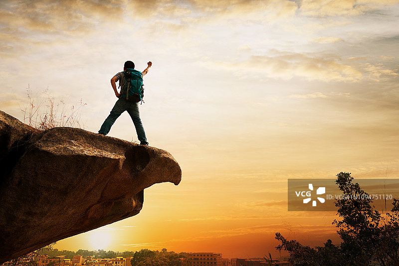 站在悬崖上的徒步者图片素材