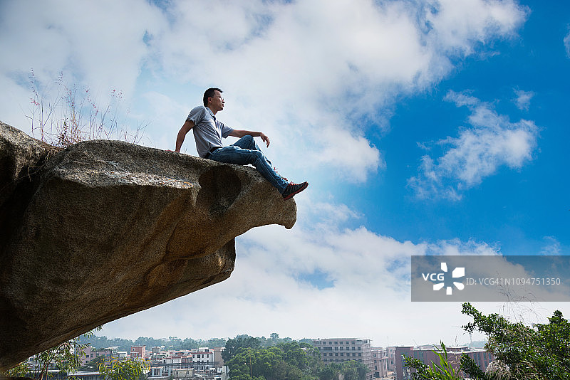 男子欣赏悬崖上的风景图片素材