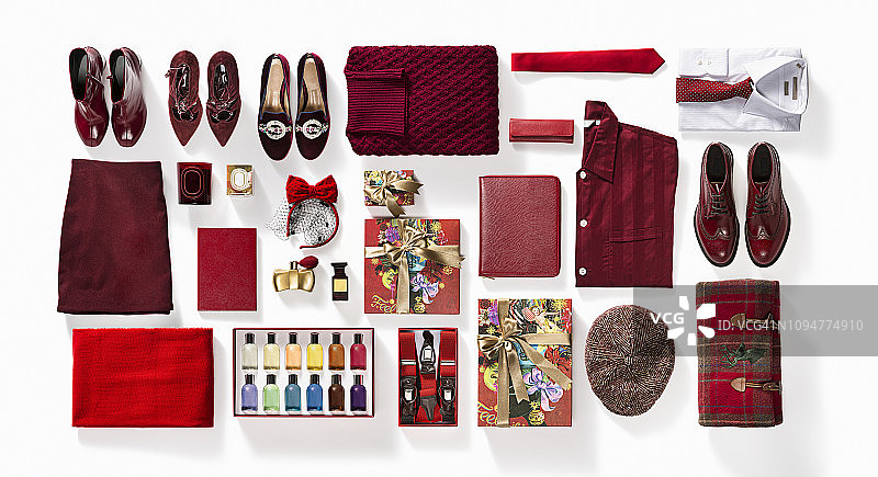 白色背景上时尚服装和文具用品的奢华平面图图片素材