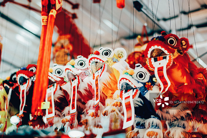 色彩鲜艳的舞狮中国新年装饰品在街头摊位出售图片素材