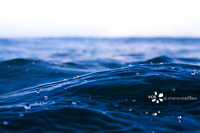 海面上的水滴图片素材