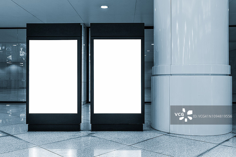 大厅里的两个空白广告牌图片素材