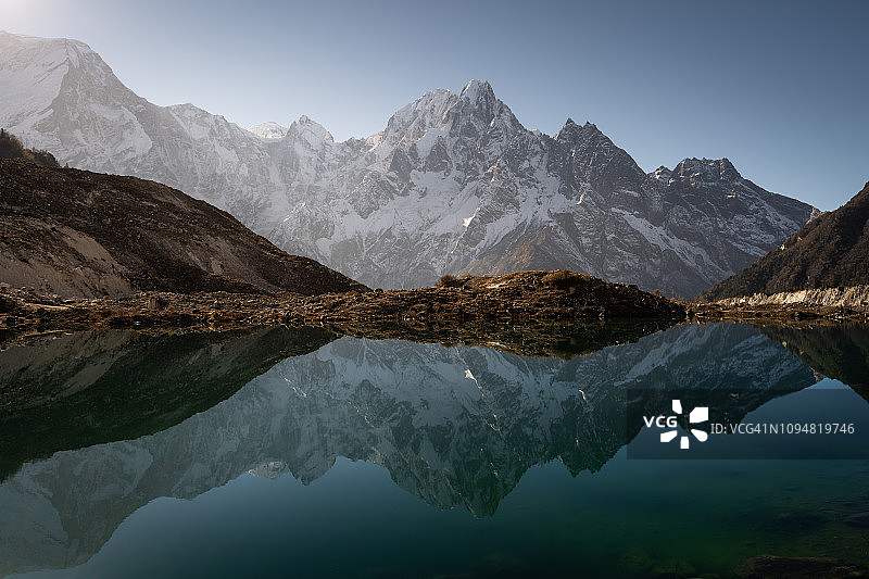 马纳斯鲁环线徒步，尼泊尔Bimtang村清晨，Phungi峰和马纳斯鲁峰的美丽倒影图片素材