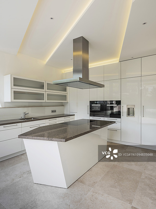 现代别墅里的厨房图片素材