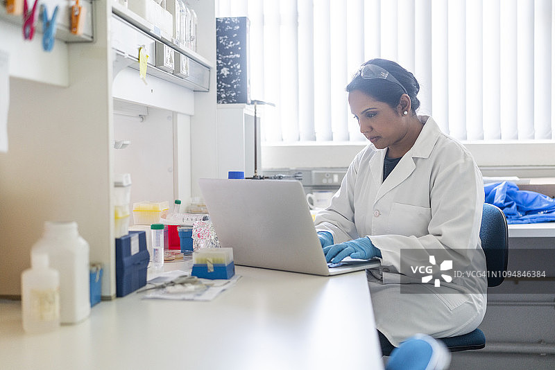 研究人员在实验室用笔记本电脑分析医疗数据图片素材