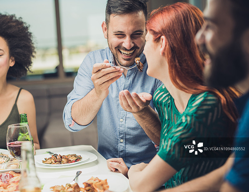 咬一口蜂蜜！图片素材