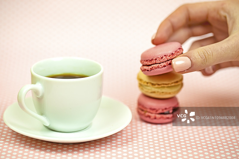 白色咖啡杯与马卡龙饼干图片素材