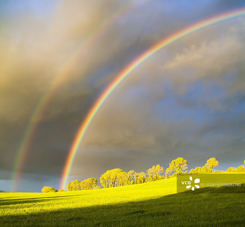 爱尔兰蒂珀雷里郡美丽的双彩虹景观图片素材