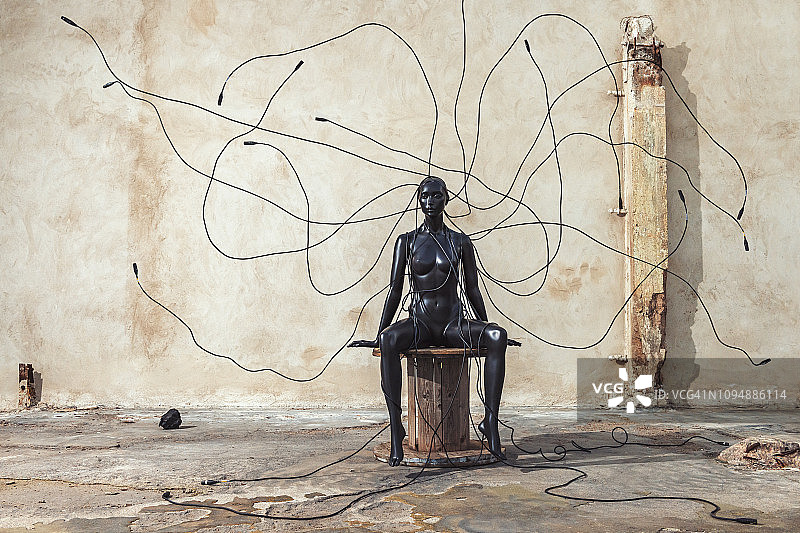 带电线的黑色玩偶图片素材