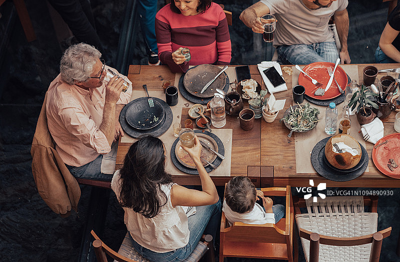 一家人在墨西哥餐厅用餐图片素材
