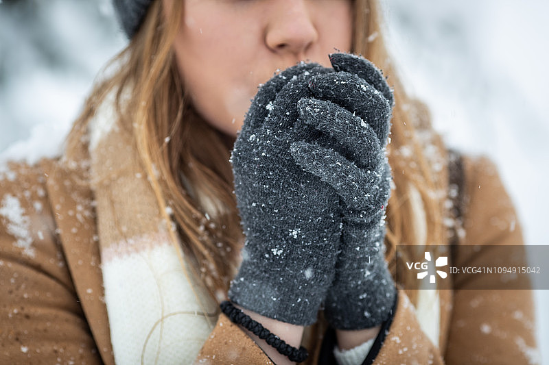 雪地上的寒冷一天图片素材