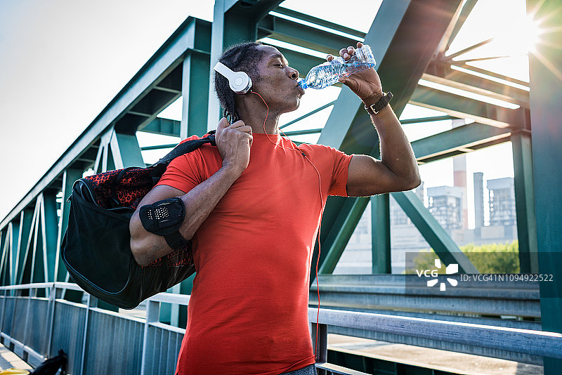 男人享用茶点图片素材