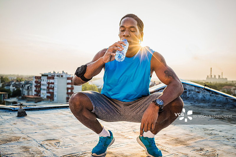 男人享用茶点图片素材