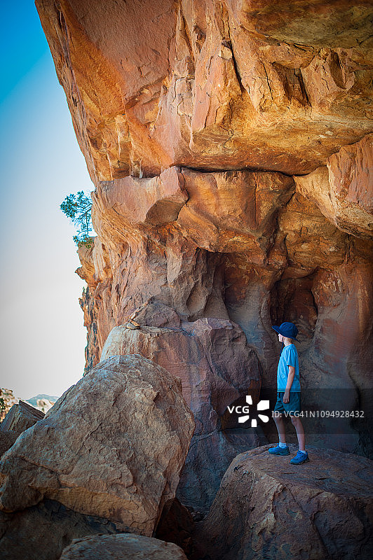 男孩站在洞穴里图片素材