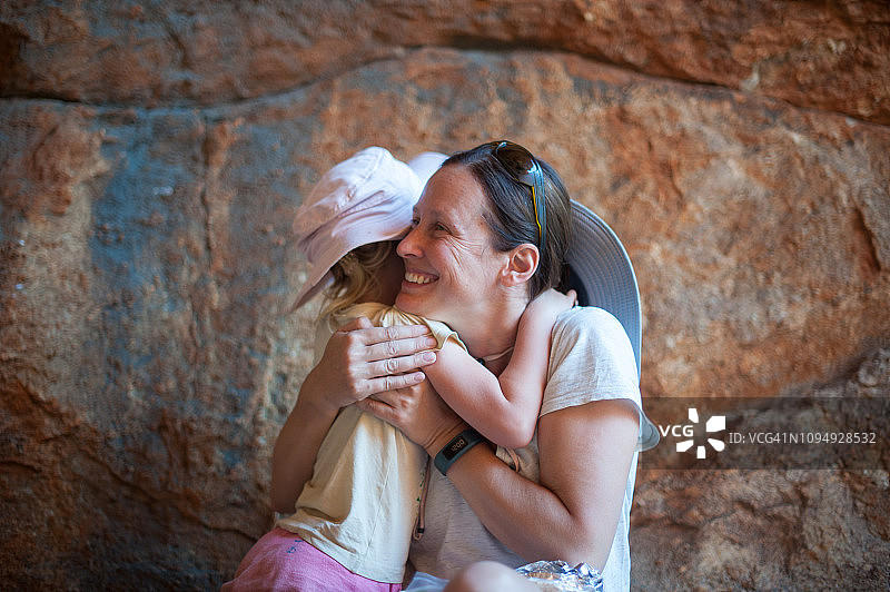 洞穴中的深情拥抱图片素材