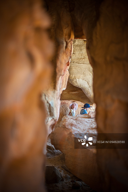 男孩和妹妹在洞穴探险图片素材