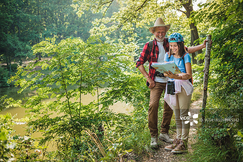 快乐的祖父和孙女一起享受徒步旅行图片素材