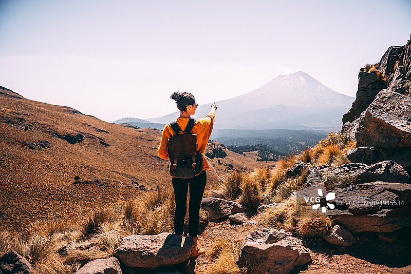 指向波波卡特佩特火山的女人图片素材