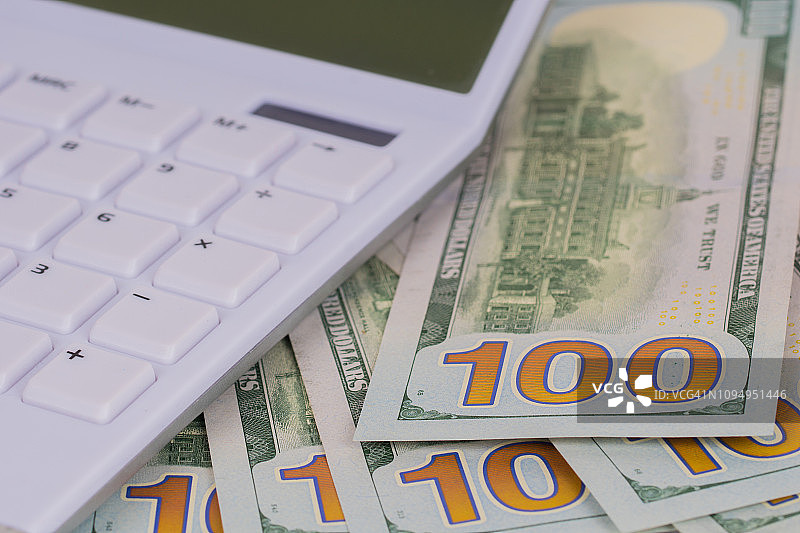 100美元钞票上的白色计算器图片素材