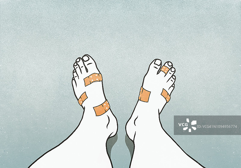 脚上覆盖着水泡绷带的男性的个人视角图片素材