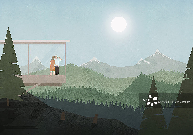 情侣在玻璃房欣赏阳光明媚的山林美景图片素材