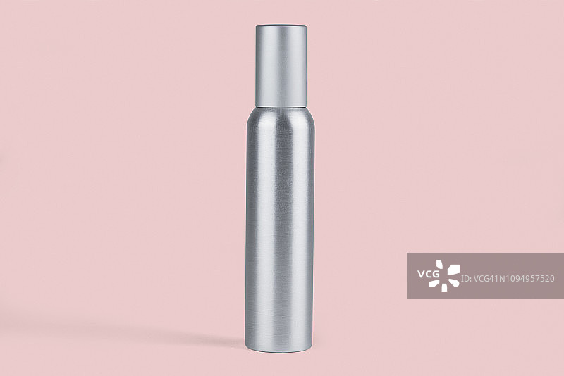 粉色背景下的金属瓶图片素材