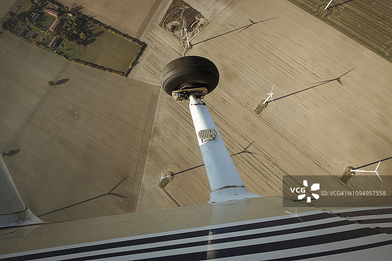 飞机航拍：德国勃兰登堡乡村风力涡轮机图片素材