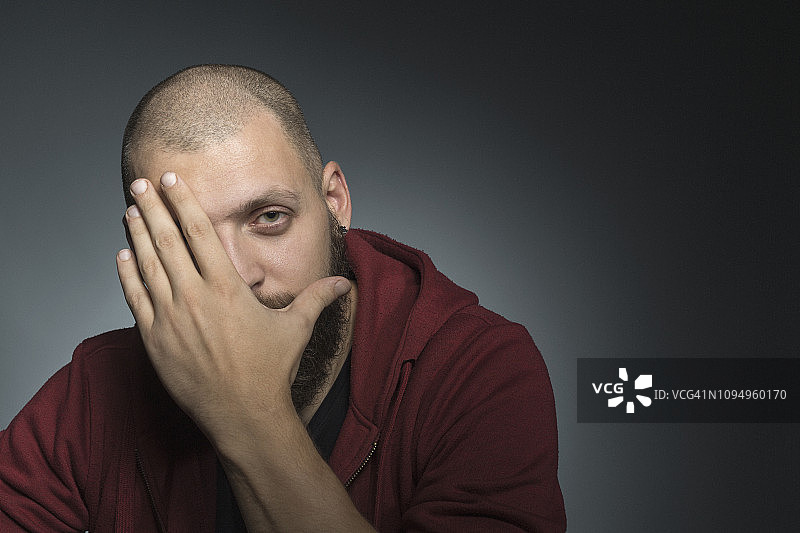 男子用手遮面肖像图片素材