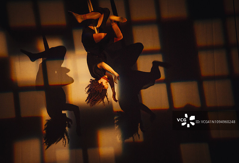 女演员在舞台上悬挂在绳子上表演图片素材