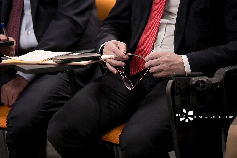 记者在会议期间做笔记图片素材